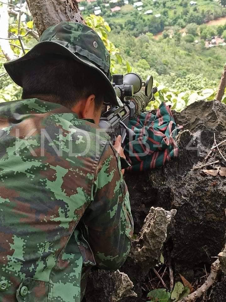 (တိုက်ပွဲအတွင်း ကရင်နီအမျိုးသားများကာ ကွယ် ရေးတပ်၏ ရဲဘော်တစ်ဦးအား တွေ့ရစဥ်၊ ဓာတ်ပုံ - KNDF)