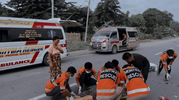 (ကားဖြင့်အတိုက်ခံရ​ပြီးသေဆုံးခဲ့သူနှစ်ဦးကို မြန်မာနိုင်ငံလူမှုကူညီ​ရေးအသင်း(မုံရွာ)ကကူညီ​သယ်​ဆောင်ရန် ပြင်ဆင်​နေစဥ်။ ။ဓါတ်ပုံ-မြန်မာနိုင်ငံလူမှူကယ်ဆယ်ရေးအဖွဲ့-မုံရွာ)