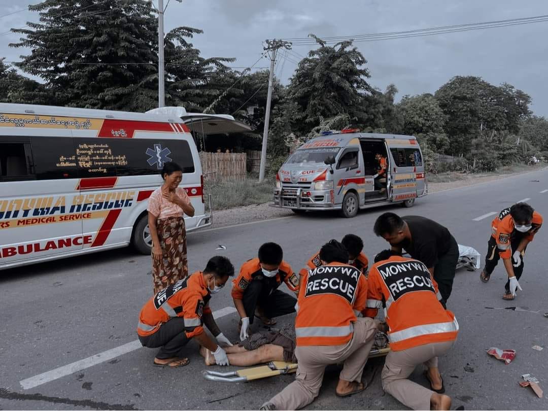 (ကားဖြင့်အတိုက်ခံရ​ပြီးသေဆုံးခဲ့သူနှစ်ဦးကို မြန်မာနိုင်ငံလူမှုကူညီ​ရေးအသင်း(မုံရွာ)ကကူညီ​သယ်​ဆောင်ရန် ပြင်ဆင်​နေစဥ်။ ။ဓါတ်ပုံ-မြန်မာနိုင်ငံလူမှူကယ်ဆယ်ရေးအဖွဲ့-မုံရွာ)