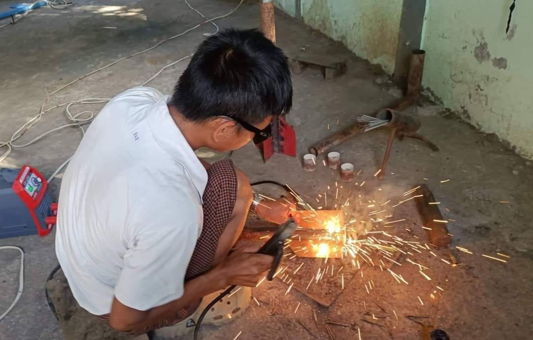 စစ်​ကောာင်စီတပ်ထံမှ သိမ်းဆည်းရမိ​သော လက်နက်ကြီးထုတ်လုပ်​သောကုန်ကြမ်းပစ္စည်းများ။ဓါတ်ပုံ-The Youth Force (​ဆောနှင့်​ကျောက်ထု)