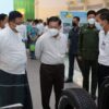 (အာဏာသိမ်းခေါင်းဆောင် မင်းအောင်လှိုင် ​မော်လမြိုင်ခရီးတွင် ပြခန်းလိုက်ကြည့်​နေစဥ် ၎င်း၏​နောက်နားတွင်စစ်​ကောင်စီလုံခြုံ​ရေးတပ်ဖွဲ့ဝင်အချို့​တွေ့ရစဥ်။ (ဓာတ်ပုံ - စစ်​ကောင်စီ)