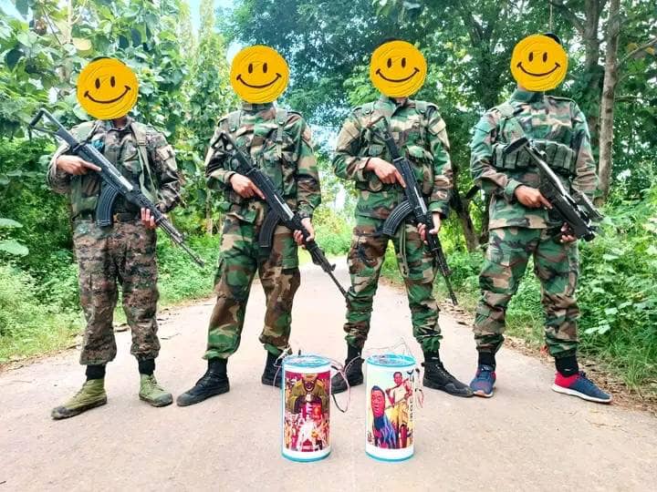 ဒီပဲယင်းအခြေစိုက် ပြည်သူ့ကာကွယ်ရေးရဲဘော်အချို့အား စစ်ဆင်ရေးတစ်ခုတွင် တွေ့ရစဥ်။ ဓာတ်ပုံ-Snake Eyes