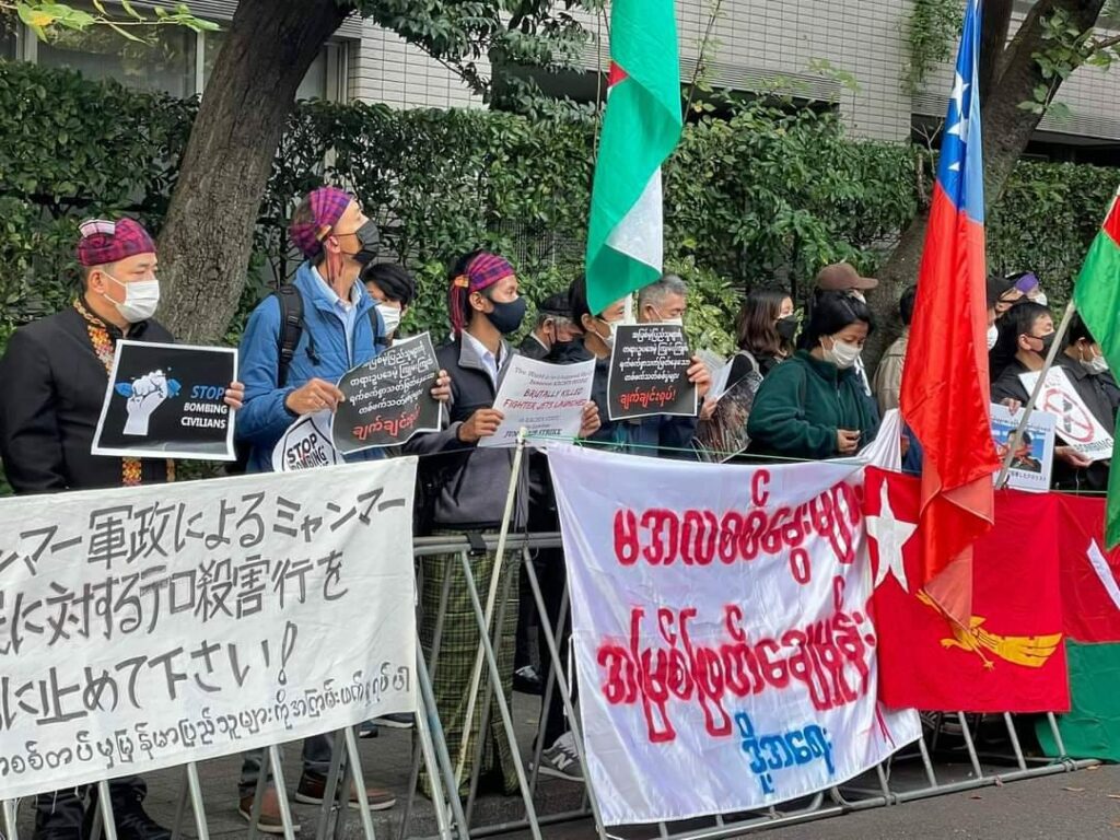 ဂျပန်ရောက်မြန်မာများဆန္ဒပြနေစဥ်