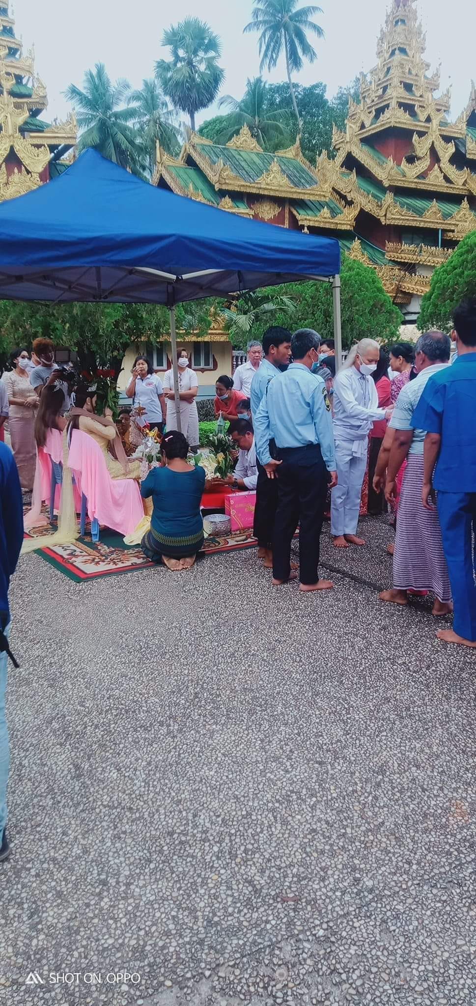 (ရွှေတိဂုံဘုရား၊ သိင်္ဂုတ္တရကုန်း၌ အဆိုပါလိင်ဖျော်ဖြေရေးအရုပ်နှစ်ရုပ်အား ရင်ငွေ့လှုံအသက်သွင်းခြင်းအခမ်းနားပြုလုပ်​နေစဥ်။ ။ဓါတ်ပုံ-Facebook Vial)
