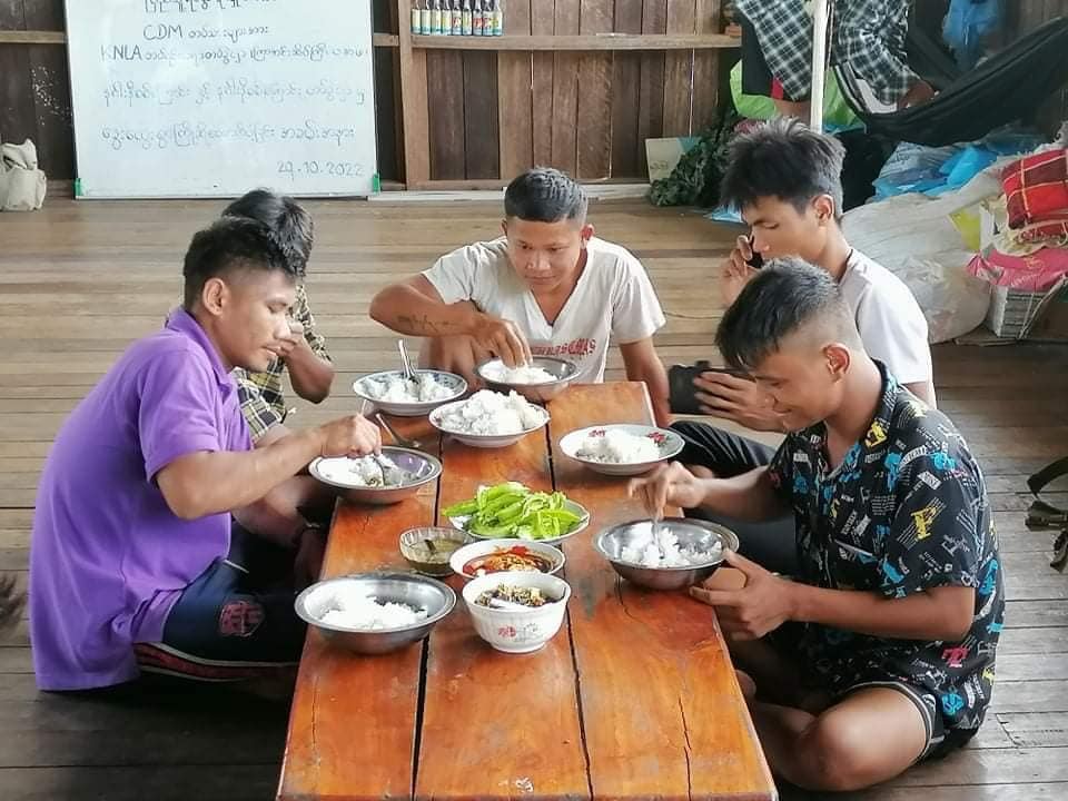 အလင်းဝင်လာသည့် တပ်သားများအား တွေ့ရစဉ်၊ ဓာတ်ပုံ - ကြာအင်းဆိပ်ကြီး (ပအဖ)