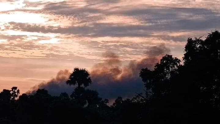 စိုင်သေရွာနှင့် သံပြာချောင်းရွာများအား စစ်ကောင်စီတပ်က ဝင်ရောက်ဖျက်ဆီးမီးရှို့နေစဥ်၊ဓာတ်ပုံ-Cj
