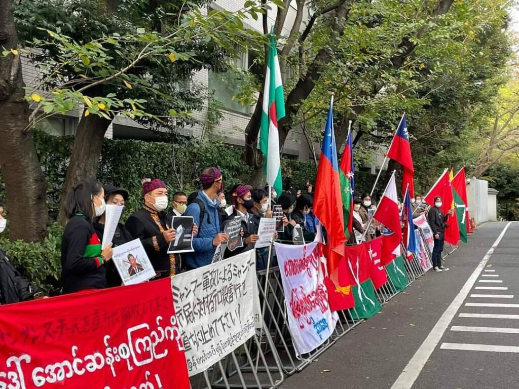 ဂျပန်ရောက်မြန်မာများဆန္ဒပြနေစဥ်