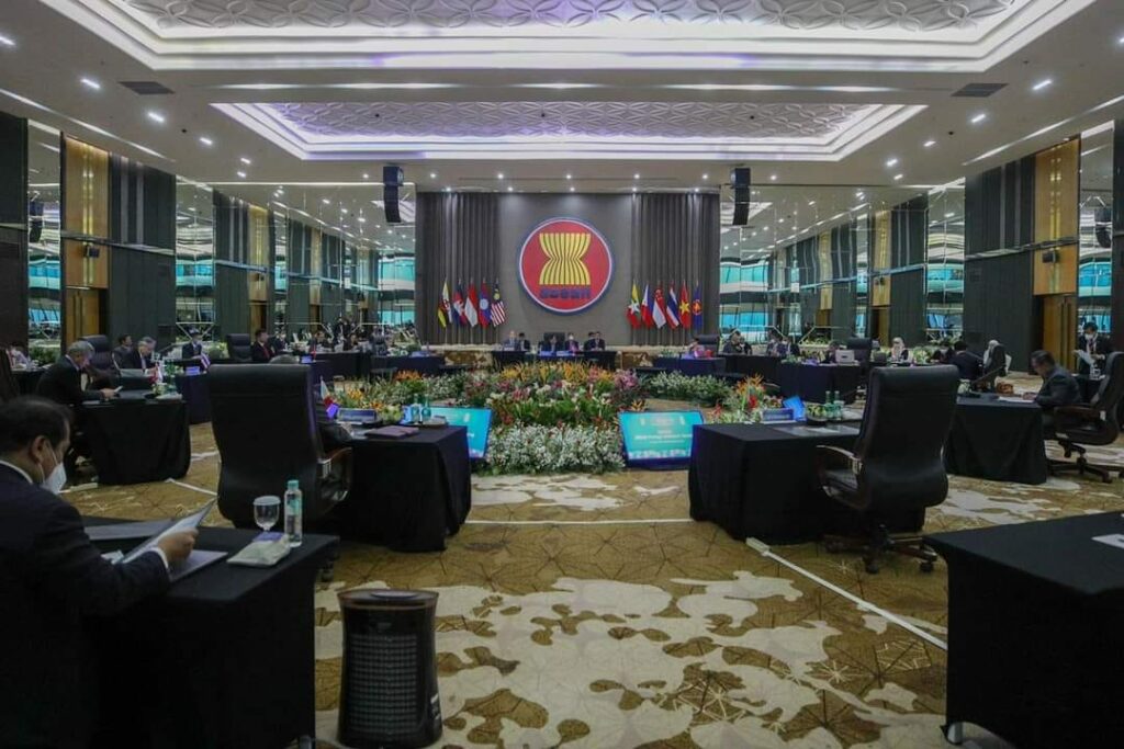 အာဆီယံနိုင်ငံခြားရေးဝန်ကြီးများအစည်းအဝေးပြုလုပ်နေစဥ်