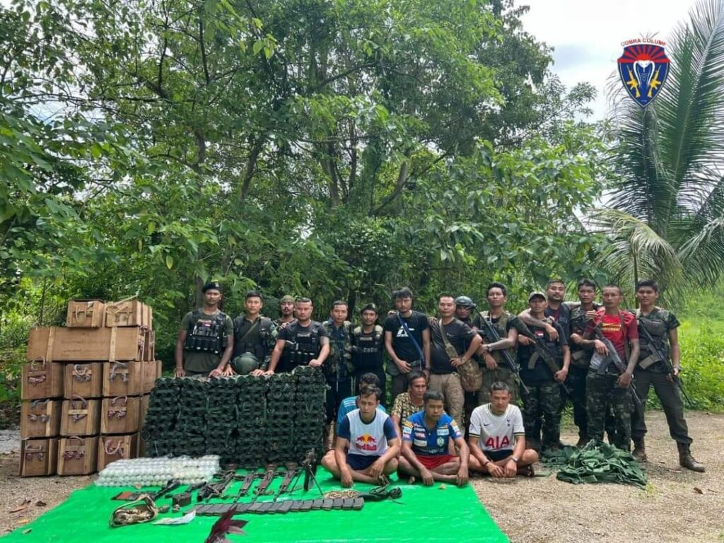 (KNLA တပ်ဖွဲ့ထံအလင်းဝင်သောစစ်ကောင်စီတပ်သားများနှင့် လက်နက်ချအညံ့ခံခဲ့ကြသော စစ်ကောင်စီတပ်သားများ၊ ဓာတ်ပုံ - နဂါးနီစစ်ကြောင်း/ကော်ဘရာစစ်ကြောင်း)