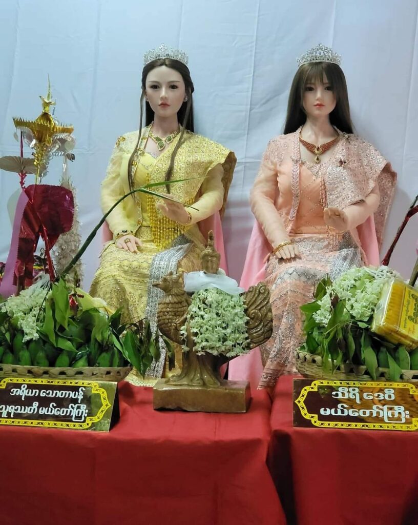 (ရွှေတိဂုံဘုရား၊ သိင်္ဂုတ္တရကုန်း၌ အဆိုပါလိင်ဖျော်ဖြေရေးအရုပ်နှစ်ရုပ်အား ရင်ငွေ့လှုံအသက်သွင်းခြင်းအခမ်းနားပြုလုပ်​နေစဥ်။ ။ဓါတ်ပုံ-Facebook Vial)