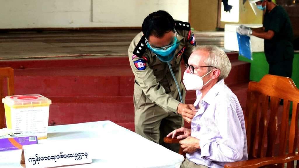 အင်းစိန်ထောင်မှာ ရှောင်တာနယ်ကို ကျန်းမာရေးစစ်ဆေးနေပုံ (ပုံဟောင်း)
