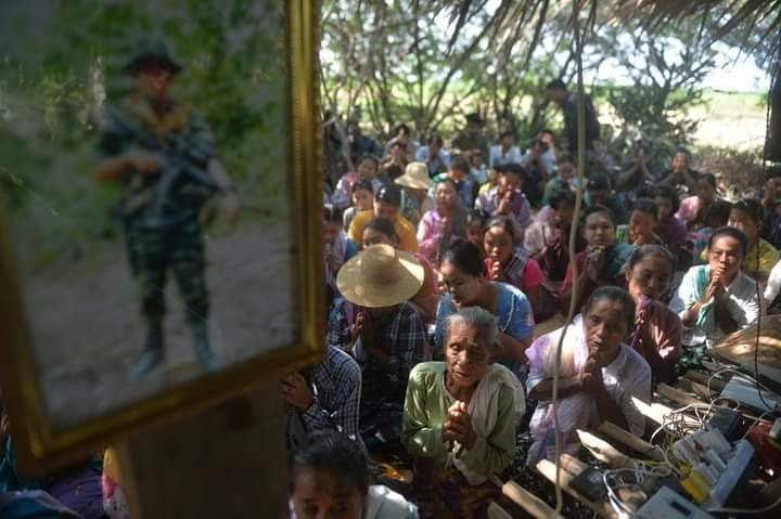 ရဲဘော်နေထက်၏ နာရေးအား ပြည်သူအများအပြားလိုက်ပါပို့ဆောင်နေစဥ်၊ ဓာတ်ပုံ- Ko Pyay Kyaw