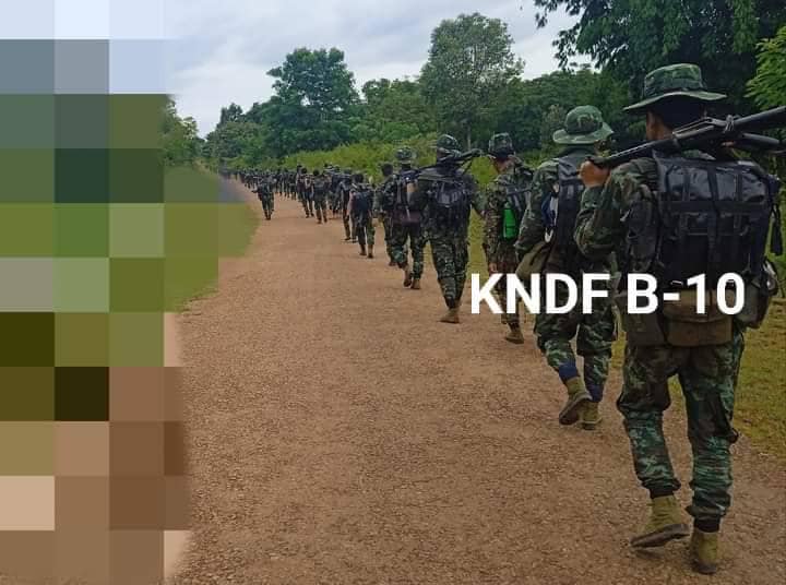 (ကရင်နီအမျိုးသားများကာ ကွယ်ရေးတပ် (KNDF)တပ်ရင်း -၁၀မှ ရဲဘော်များအား တွေ့ရစဉ်၊ဓာတ်ပုံ - KNDF)
