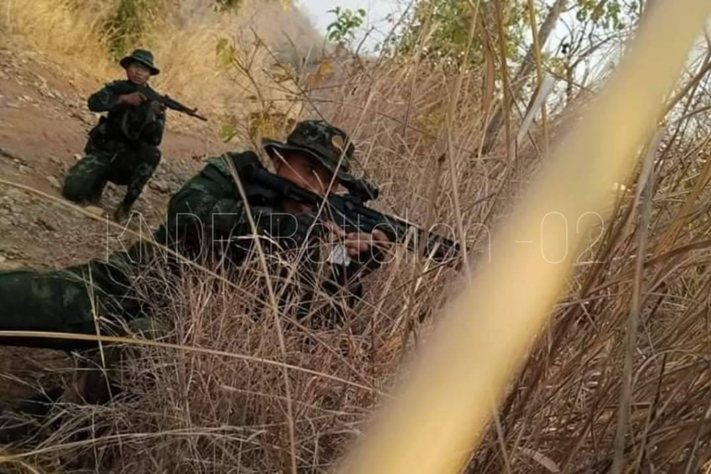 KNDF မှ ရဲဘော်များအား ရှေ့တန်းတစ်နေရာ၌ တွေ့ရစဥ်၊ ဓာတ်ပုံ - KNDF