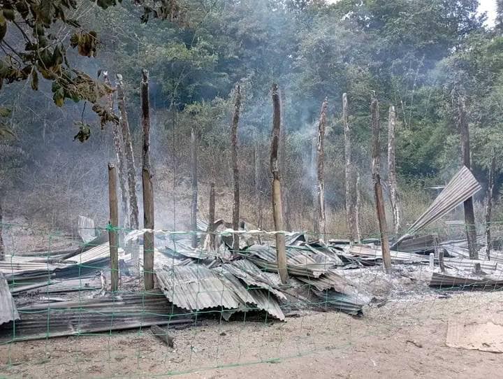 ဖလံမရွာ မီးလောင်ကျွမ်းနေစဥ်၊ ဓာတ်ပုံ-ဆိပ်ဖြူဘာမထီ၊ We Love Seikphyu