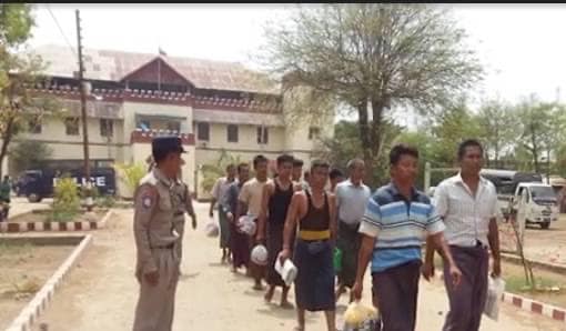 မြင်းခြံအကျဥ်းထောင်အား တွေ့ရစဥ်၊ဓာတ်ပုံ-Cj