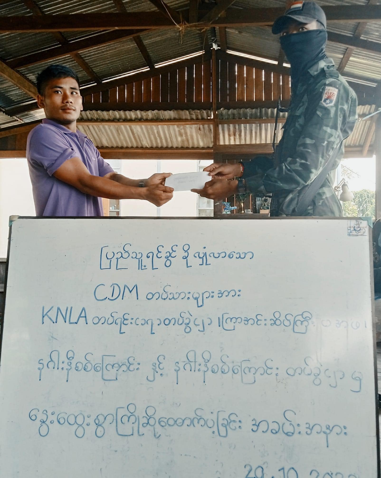 အလင်းဝင်လာသည့် တပ်သားများအား တွေ့ရစဉ်၊ ဓာတ်ပုံ - ကြာအင်းဆိပ်ကြီး (ပအဖ)