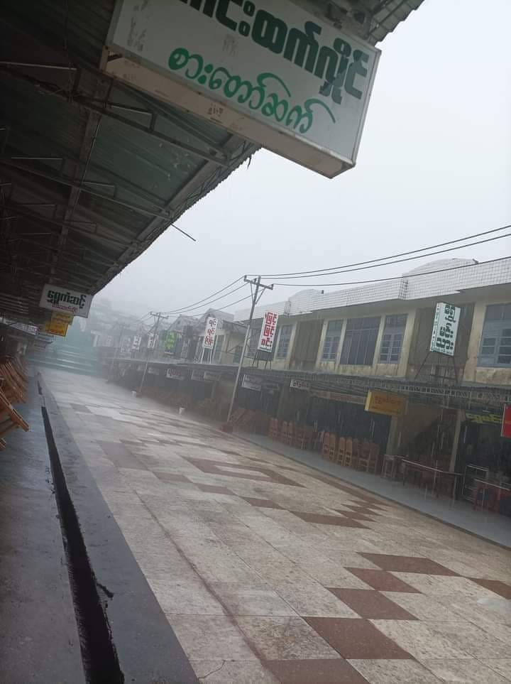 (ကျိုက်ထီးရိုးတောင်ပေါ် ထမင်းဆိုင်တန်းတွင်ဘုရားဖူးဧည့်သည်များမရှိဘဲ ရှင်းလင်းနေသည်ကိုအောက်တိုဘာလနောက်ဆုံးပါတ်ကတွေ့ရစဥ်။ ။ဓါတ်ပုံ-CJ)
