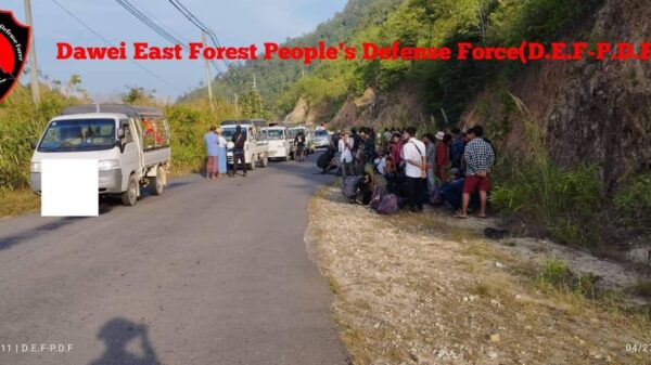 (ထားဝယ် - ထီးခီးလမ်းပိုင်းတွင် ယာဥ်အသွားအလာများအား တော်လှန်ရေးတပ်ဖွဲ့များက စစ်ဆေးမှု လုပ်ဆောင်နေစဥ်၊ဓာတ်ပုံ - DEF PDF)