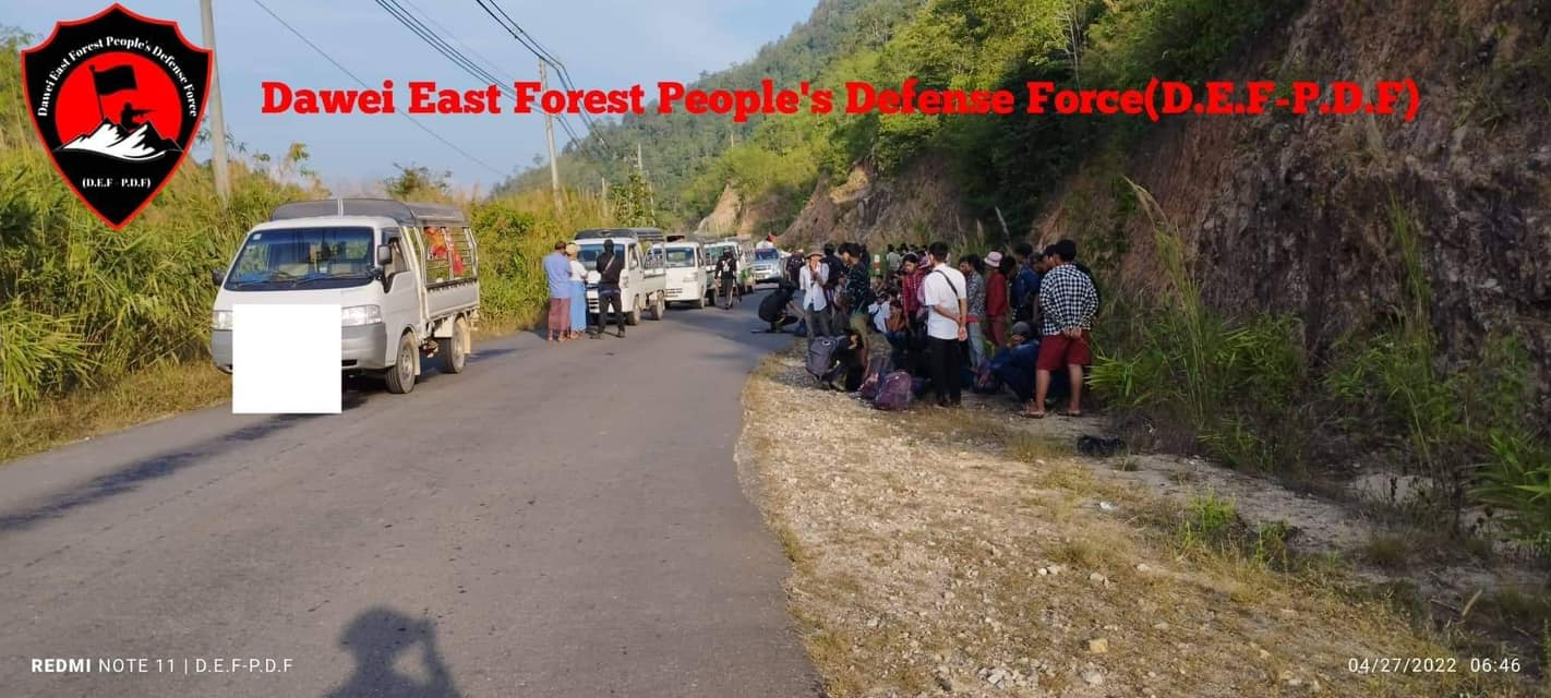 (ထားဝယ် - ထီးခီးလမ်းပိုင်းတွင် ယာဥ်အသွားအလာများအား တော်လှန်ရေးတပ်ဖွဲ့များက စစ်ဆေးမှု လုပ်ဆောင်နေစဥ်၊ဓာတ်ပုံ - DEF PDF)