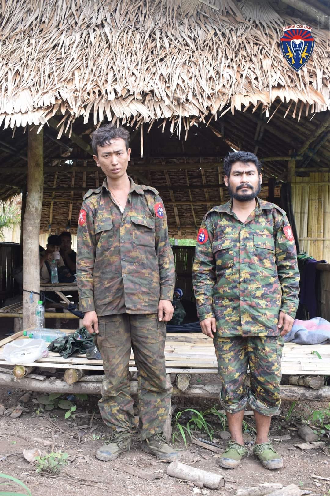 (KNLA တပ်ဖွဲ့ထံအလင်းဝင်သောစစ်ကောင်စီတပ်သားများနှင့် လက်နက်ချအညံ့ခံခဲ့ကြသော စစ်ကောင်စီတပ်သားများ၊ ဓာတ်ပုံ - နဂါးနီစစ်ကြောင်း/ကော်ဘရာစစ်ကြောင်း)