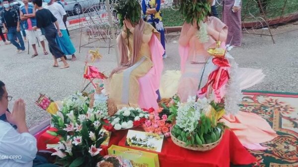 (ရွှေတိဂုံဘုရား၊ သိင်္ဂုတ္တရကုန်း၌ အဆိုပါလိင်ဖျော်ဖြေရေးအရုပ်နှစ်ရုပ်အား ရင်ငွေ့လှုံအသက်သွင်းခြင်းအခမ်းနားပြုလုပ်​နေစဥ်။ ။ဓါတ်ပုံ-Facebook Vial)