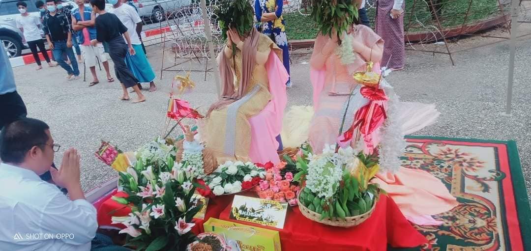 (ရွှေတိဂုံဘုရား၊ သိင်္ဂုတ္တရကုန်း၌ အဆိုပါလိင်ဖျော်ဖြေရေးအရုပ်နှစ်ရုပ်အား ရင်ငွေ့လှုံအသက်သွင်းခြင်းအခမ်းနားပြုလုပ်​နေစဥ်။ ။ဓါတ်ပုံ-Facebook Vial)