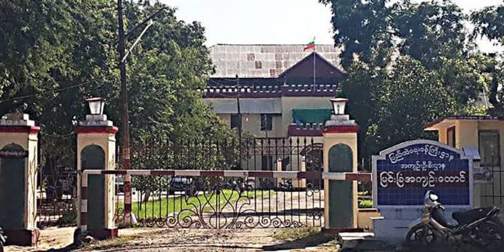 မြင်းခြံအကျဥ်းထောင်အား တွေ့ရစဥ်၊ဓာတ်ပုံ-Cj