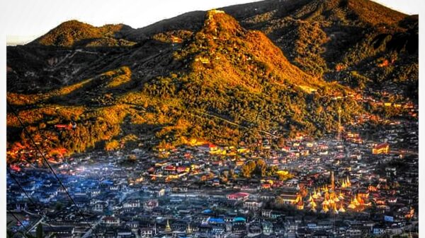 မိုးကုတ်မြို့ကိုတွေ့ရစဉ် (ဓာတ်ပုံ − ဝီကီ)