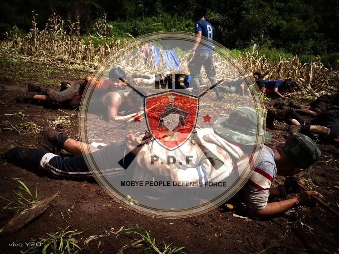 မိုးဗြဲပြည်သူ့ကာကွယ်ရေးတပ်(MBPDF)မှ ရဲဘော်များ စစ်ရေးလေ့ကျင့်နေစဥ်၊ ဓာတ်ပုံ - MBPDF