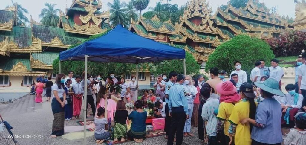 (ရွှေတိဂုံဘုရား၊ သိင်္ဂုတ္တရကုန်း၌ အဆိုပါလိင်ဖျော်ဖြေရေးအရုပ်နှစ်ရုပ်အား ရင်ငွေ့လှုံအသက်သွင်းခြင်းအခမ်းနားပြုလုပ်​နေစဥ်။ ။ဓါတ်ပုံ-Facebook Vial)
