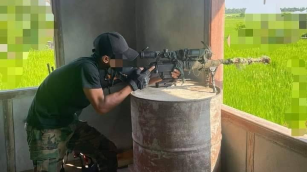 စစ်ဆင်ရေးတစ်ခုတွင် တွေ့ရသည့်ရဲဘော်တစ်ဦးအား တွေ့ရစဥ်၊ ဓာတ်ပုံ-အမိမြေ