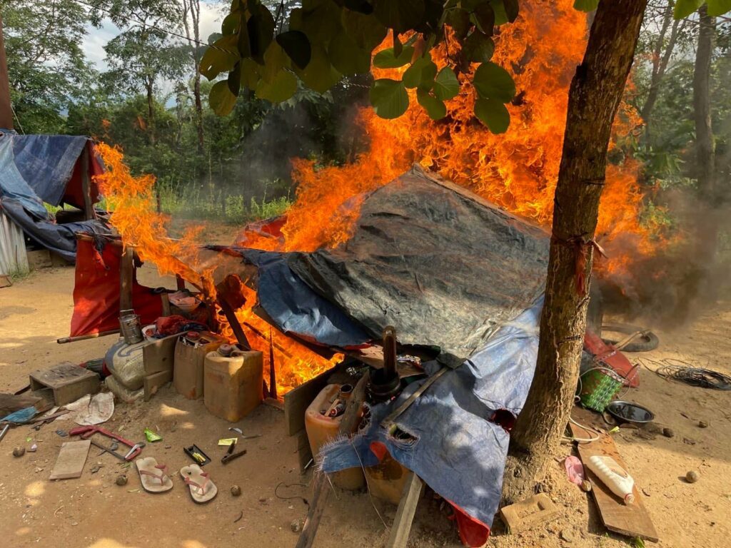 (စစ်ကောင်စီတပ်စခန်း မီးရှို့ဖျက်ဆီးနေစဉ်)
