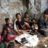သိမ်းဆည်းရမိသော လက်နက်ခဲယမ်းများနှင့် သုံ့ပန်းများ၊ ဓာတ်ပုံ - နဂါးနီစစ်ကြောင်း