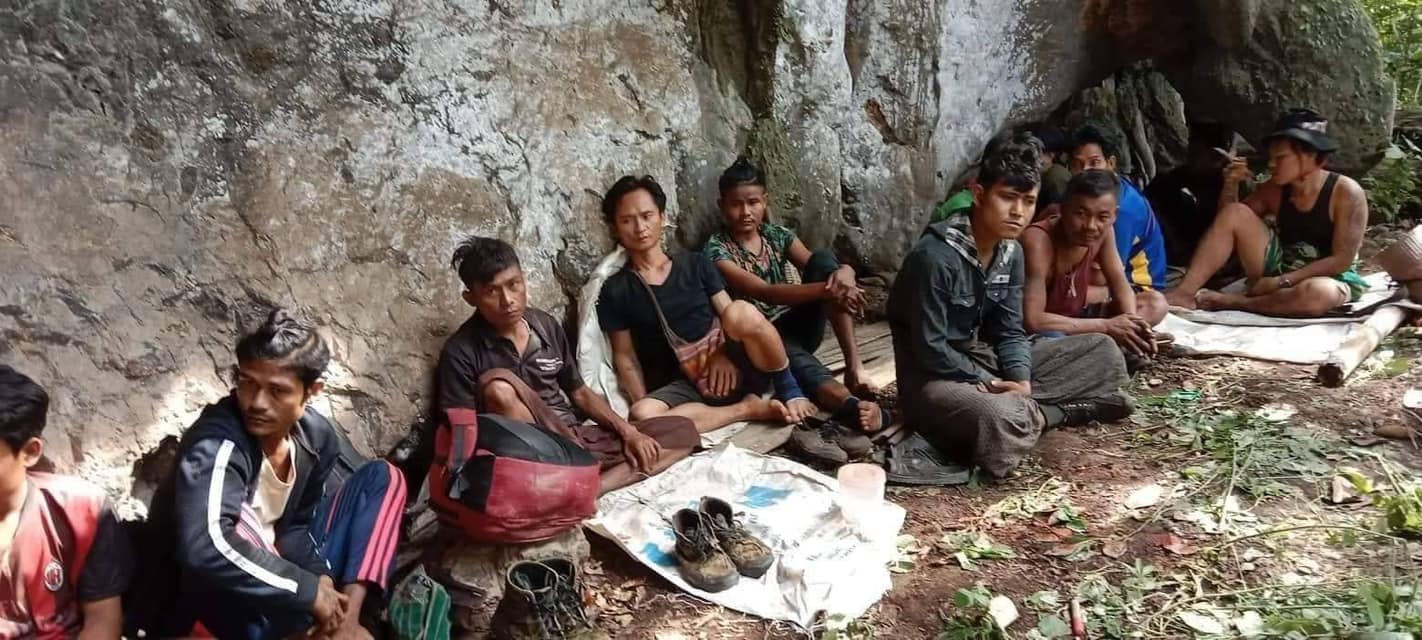 သိမ်းဆည်းရမိသော လက်နက်ခဲယမ်းများနှင့် သုံ့ပန်းများ၊ ဓာတ်ပုံ - နဂါးနီစစ်ကြောင်း
