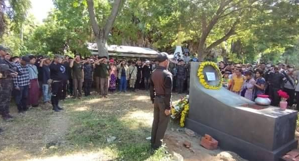 ကျဆုံးရဲဘော်၏ စျာပနအား တွေ့ရစဥ်၊ ဓာတ်ပုံ-ကိုနွေဦး(မြောင်)