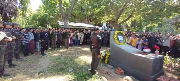 ကျဆုံးရဲဘော်၏ စျာပနအား တွေ့ရစဥ်၊ ဓာတ်ပုံ-ကိုနွေဦး(မြောင်)