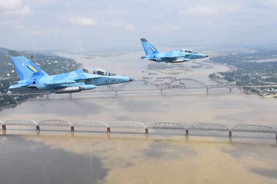 (စစ်​ကောင်စီ၏ တိုက်​လေယာဥ်နှစ်စီး ​လေ့ကျင့်ပျံသန်းစဥ်။ (ပုံအ​​ဟောင်းဖြစ်ပါသည်) ။ ဓါတ်ပုံ-မြဝတီ)