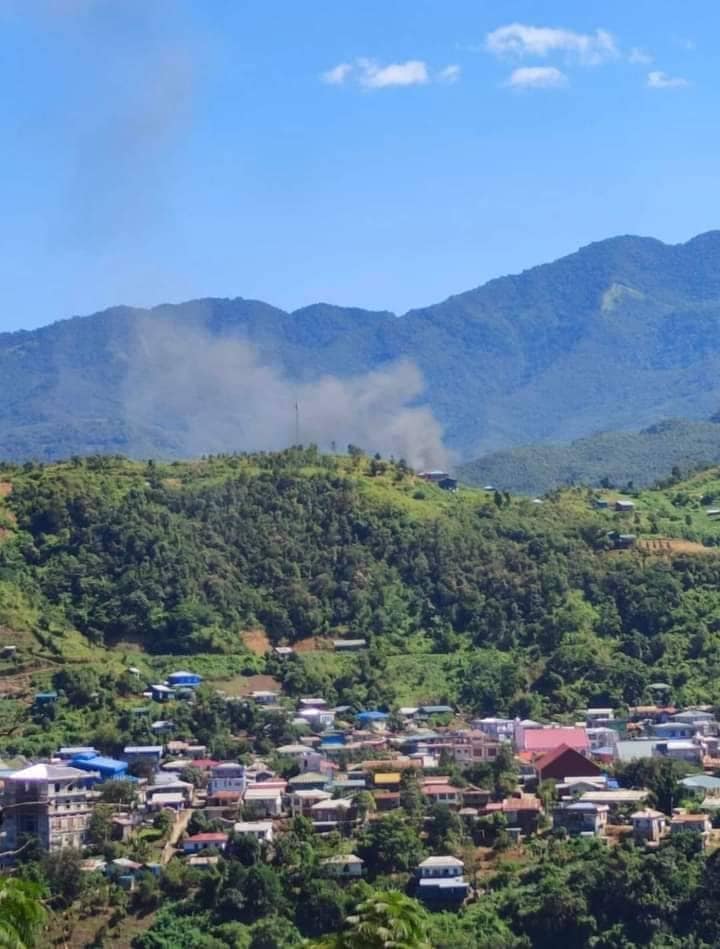 ရိခေါ်ဒါရ်မြို့ အမှတ် (၂) ရပ်ကွက် နေအိမ်များကိုစစ်ကောင်စီတပ်မီးရှို့၍ လောင်ကျွမ်းနေစဥ်။ ။ဓါတ်ပုံ-CJ