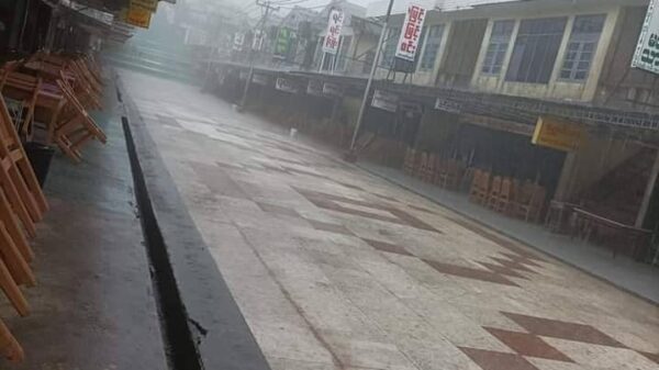 (ကျိုက်ထီးရိုးတောင်ပေါ် ထမင်းဆိုင်တန်းတွင်ဘုရားဖူးဧည့်သည်များမရှိဘဲ ရှင်းလင်းနေသည်ကို​အောက်တိုဘာလ​နောက်ဆုံးပါတ်က​တွေ့ရစဥ်။ ။ဓါတ်ပုံ-CJ)