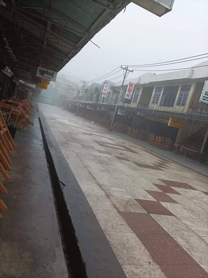 (ကျိုက်ထီးရိုးတောင်ပေါ် ထမင်းဆိုင်တန်းတွင်ဘုရားဖူးဧည့်သည်များမရှိဘဲ ရှင်းလင်းနေသည်ကို​အောက်တိုဘာလ​နောက်ဆုံးပါတ်က​တွေ့ရစဥ်။ ။ဓါတ်ပုံ-CJ)