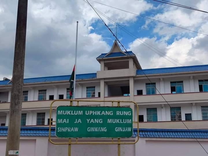 (ဝမ်းနည်းခြင်းအထိမ်းအမှတ်အဖြစ် အလံတစ်ဝက်လွှင့်ထူထားစဥ်၊ ဓာတ်ပုံ - မြစ်ကြီးနားဂျာနယ်)