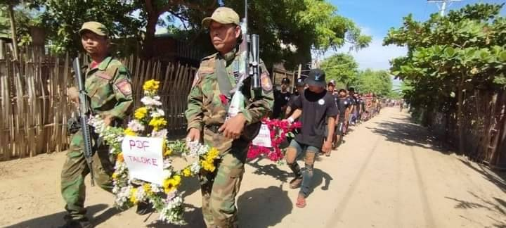 ကျဆုံးရဲဘော်၏ စျာပနအား တွေ့ရစဥ်၊ ဓာတ်ပုံ-ကိုနွေဦး(မြောင်)