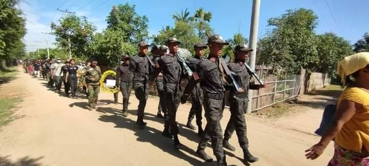 ကျဆုံးရဲဘော်၏ စျာပနအား တွေ့ရစဥ်၊ ဓာတ်ပုံ-ကိုနွေဦး(မြောင်)