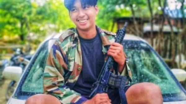 ကျဆုံးရဲဘော်အီးဇီးအား တွေ့ရစဥ်၊ ဓာတ်ပုံ-Moe Nyo Revolution Force