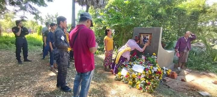 ကျဆုံးရဲဘော်၏ စျာပနအား တွေ့ရစဥ်၊ ဓာတ်ပုံ-ကိုနွေဦး(မြောင်)
