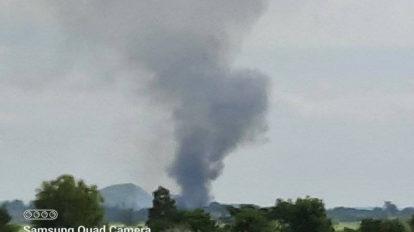 စစ်ကောင်စီတပ်က ဇော်ချောင်းကျေးရွာအား မီးရှို့ဖျက်ဆီးနေစဥ်၊ ဓာတ်ပုံ - Kotaungbo Revolution KTB-R