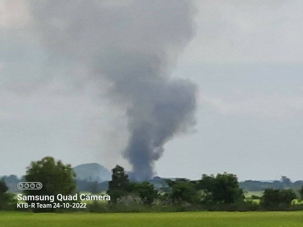 စစ်ကောင်စီတပ်က ဇော်ချောင်းကျေးရွာအား မီးရှို့ဖျက်ဆီးနေစဥ်၊ ဓာတ်ပုံ - Kotaungbo Revolution KTB-R