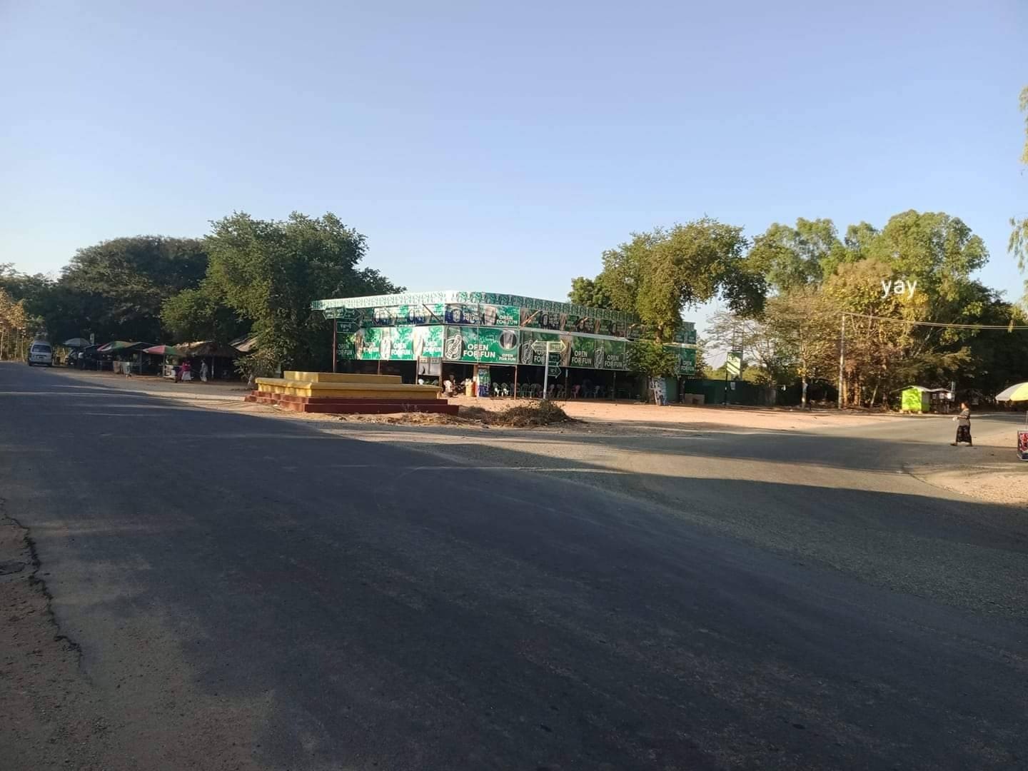 ယာယီပိတ်ထားသည့် ရေစကြိုမြို့နယ်ရှိ အောင်မိုးလမ်းခွဲအား တွေ့ရစဥ်၊ဓာတ်ပုံ - Cj