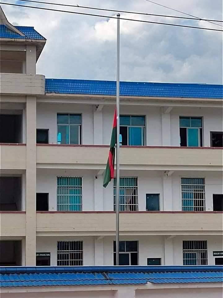 (ဝမ်းနည်းခြင်းအထိမ်းအမှတ်အဖြစ် အလံတစ်ဝက်လွှင့်ထူထားစဥ်၊ ဓာတ်ပုံ - မြစ်ကြီးနားဂျာနယ်)